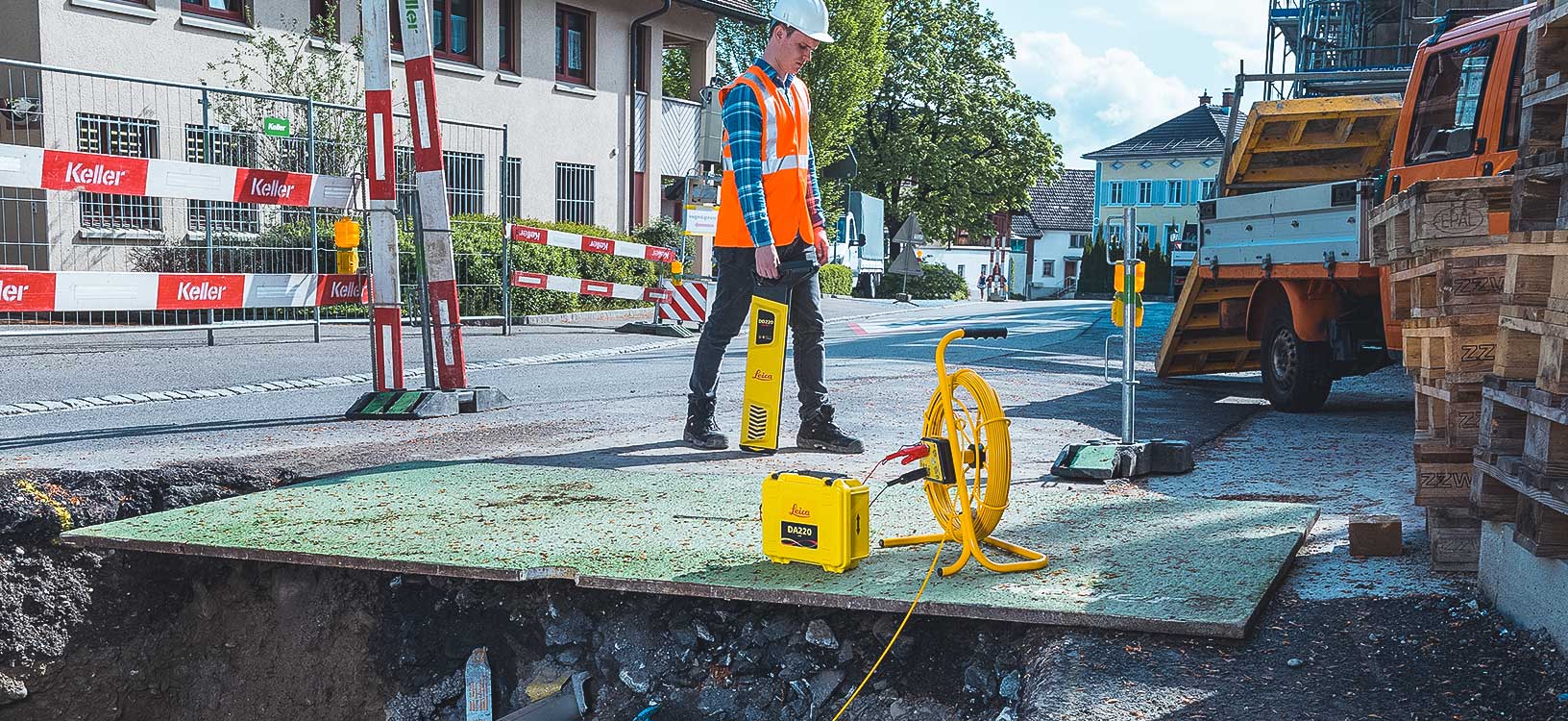 construction professional locating utilities on-site with the Leica DD Smart Cable Locator. 