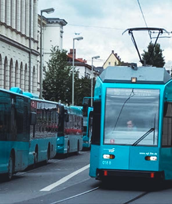 train léger à un arrêt près des autobus urbains