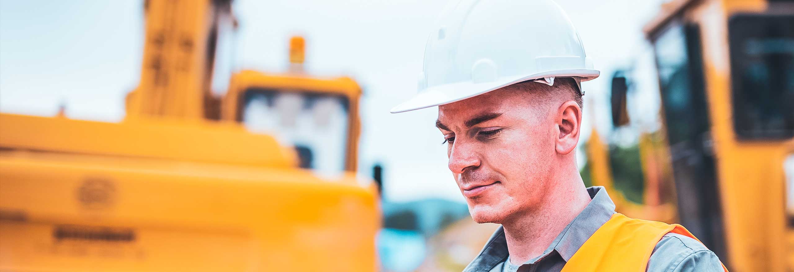 L’ingénieur utilise un smartphone sur le chantier.