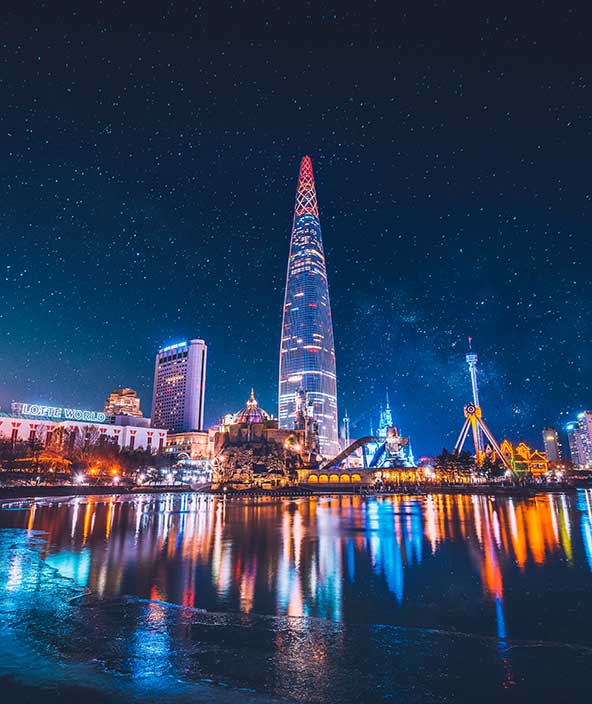 Imagem noturna do arranha-céus Lotte World Tower em Seul.