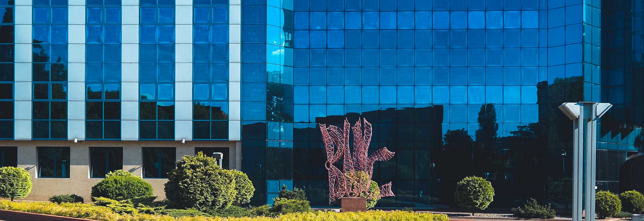 Campus de la Universidad de Lodz reflejado en el agua