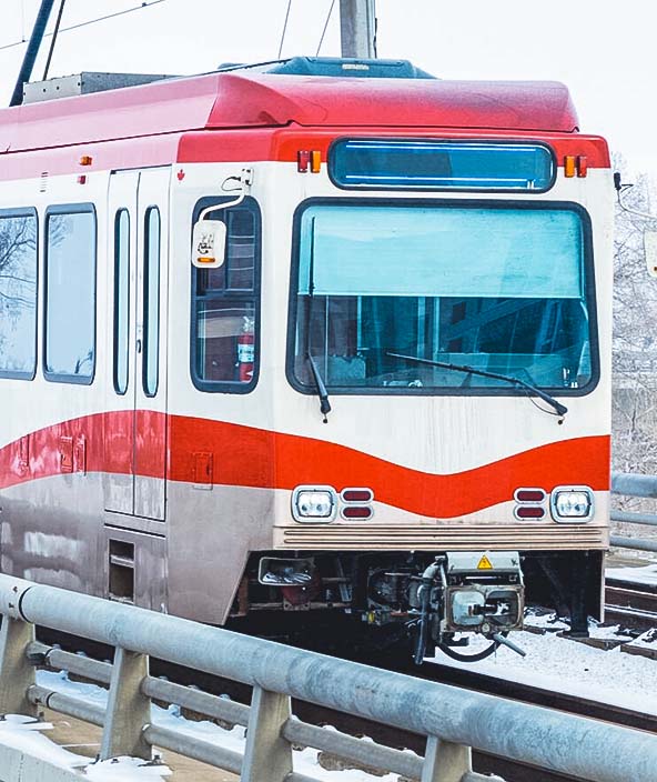 Train à Calgary par une journée d’hiver enneigée