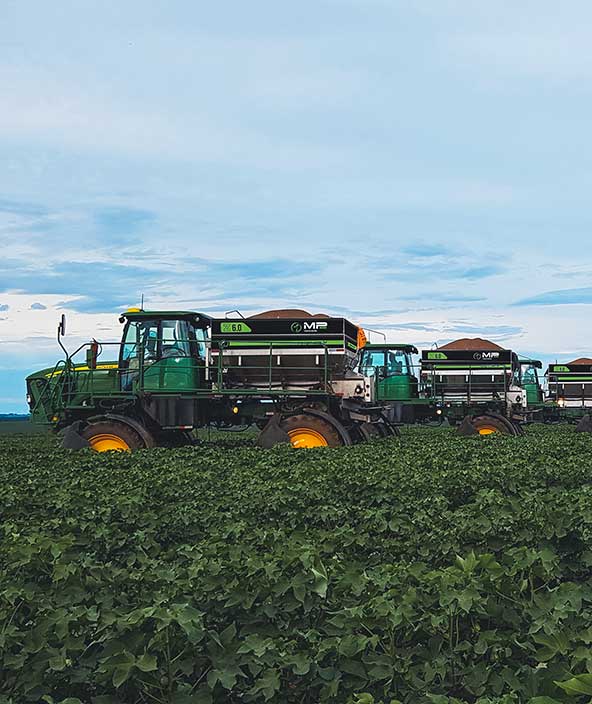 Traktor mit MP Agro Dünger im Feld