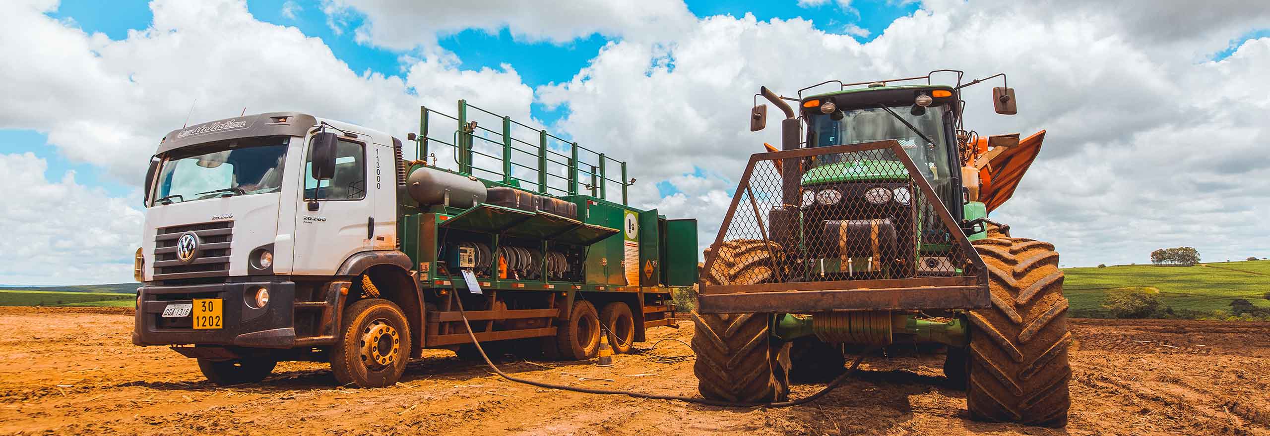 LKW, der den Traktor im Feld bereitstellt