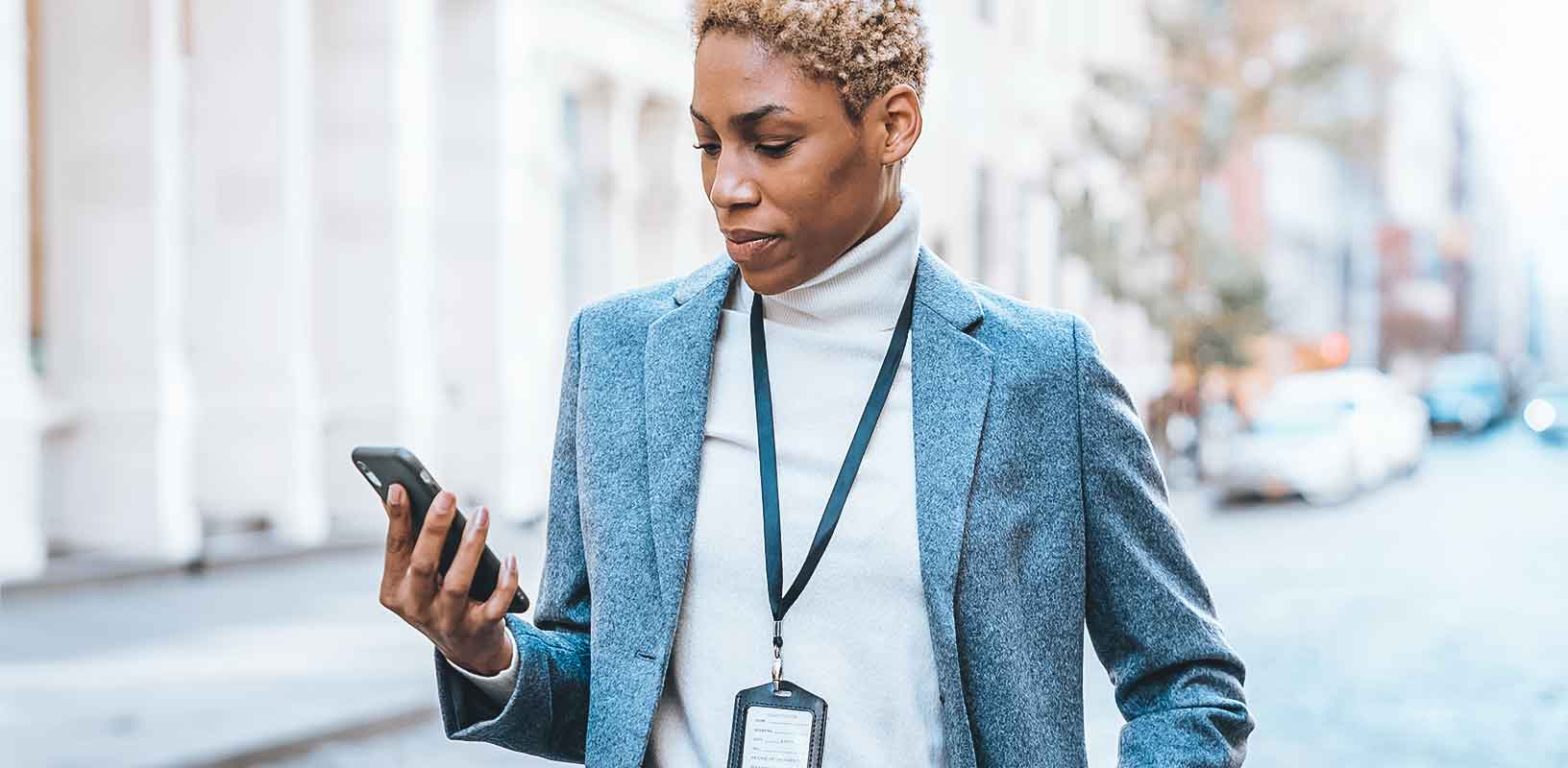 Mujer informando de un problema de seguridad desde su teléfono móvil