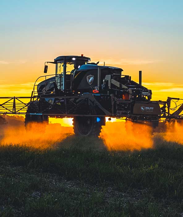 PVT spray tractor travaillant sur le terrain