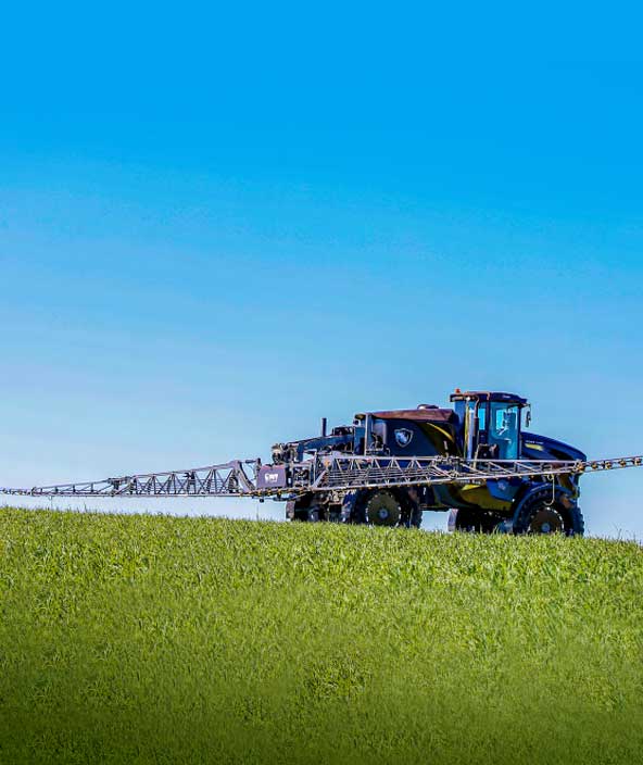 Grandes equipos agrícolas en una granja