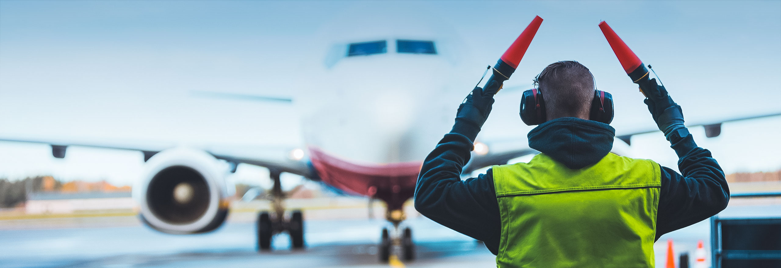  Contrôleur sol dirigeant l’avion sur l’asphalte