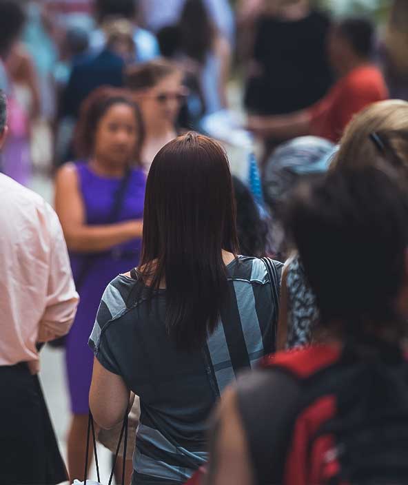 Une foule de personnes qui marchent dans différentes directions