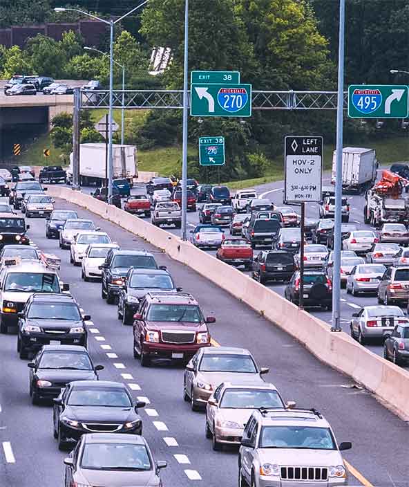 Eine belebte Autobahn mit starkem Verkehr in beide Richtungen