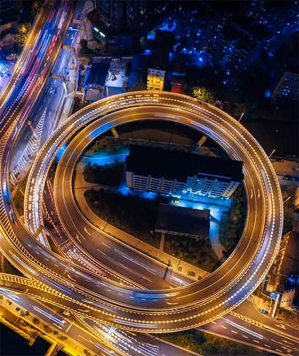 Eine hell beleuchete Autobahn bei Nacht